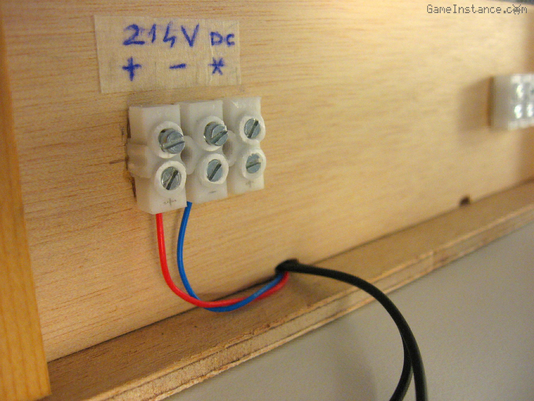 UV-Box - The two trimmed connectors in the lower half of the cable compartment.