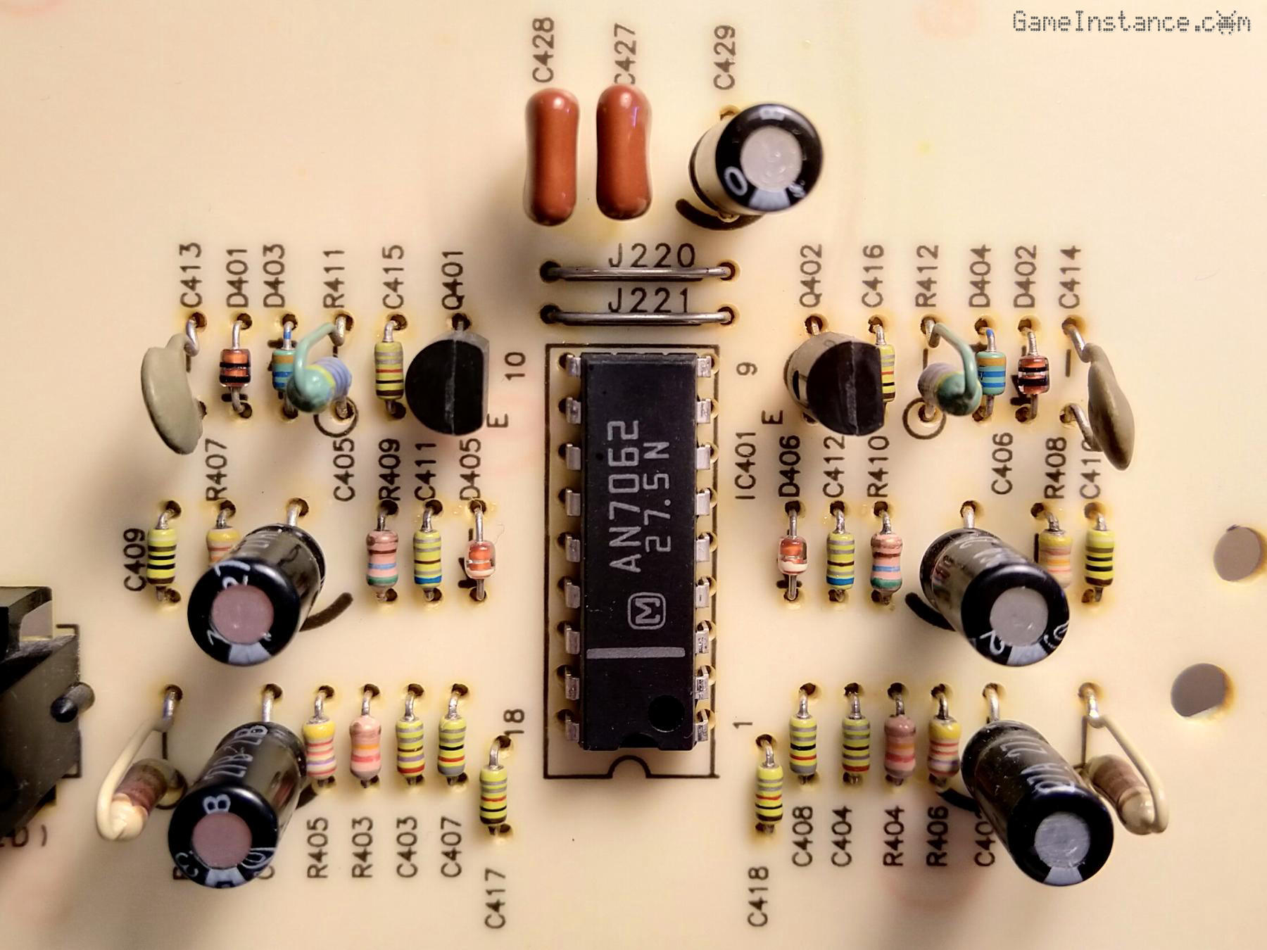 Technics SU-VX920 - voltage op-amp and adjacent circuitry on the operation PCB